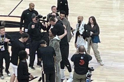 ewc-一起拿过冠军！波尔津吉斯赛后与豪泽、塔图姆、怀特寒暄