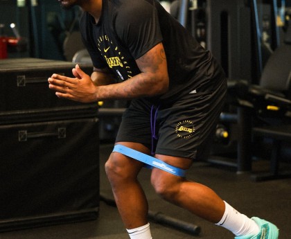 斯玛特积极训练备战新赛季，健康与防守成关键